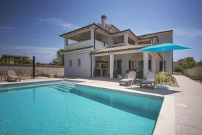 Villa mit privatem Pool, eigener Crossfit-Halle, Billard
